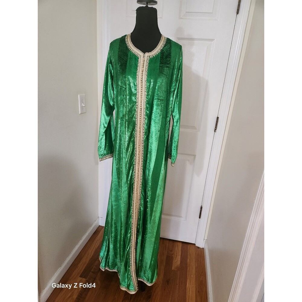 Elegant Moroccan Kaftan – Green Velvet Look